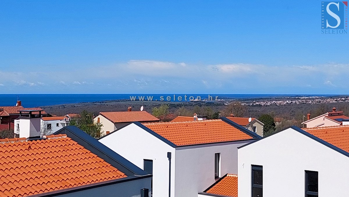 Poreč, novo stanovanje površine 84 m2 + strešna terasa 56 m2 s pogledom na morje