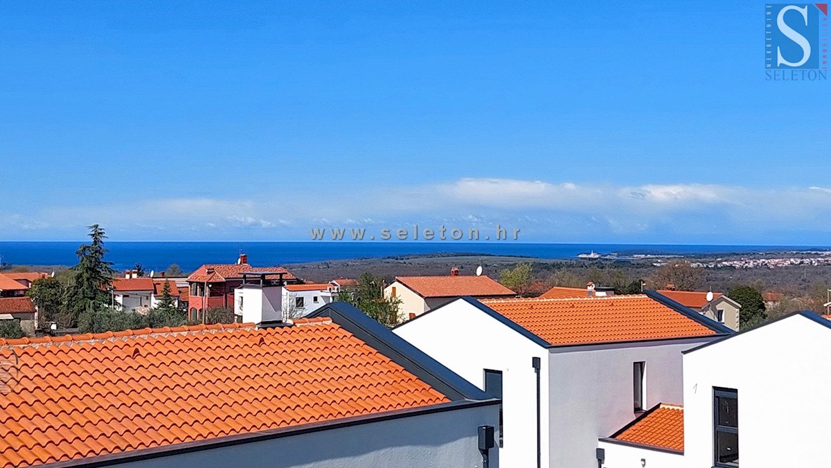 Poreč, novo stanovanje površine 84 m2 + strešna terasa 56 m2 s pogledom na morje