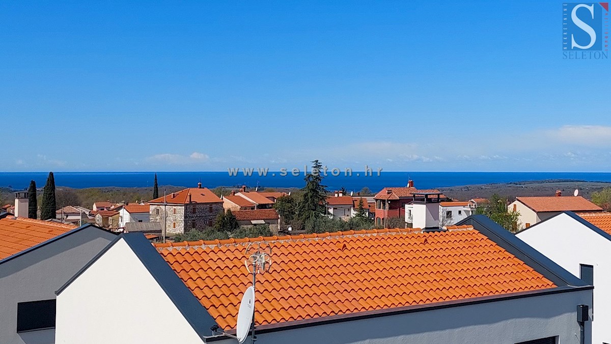 Poreč, novo stanovanje površine 84 m2 + strešna terasa 56 m2 s pogledom na morje