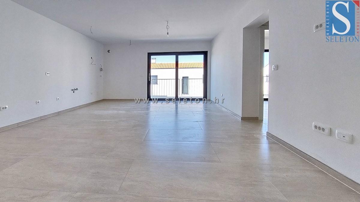 Poreč, novo stanovanje površine 84 m2 + strešna terasa 56 m2 s pogledom na morje