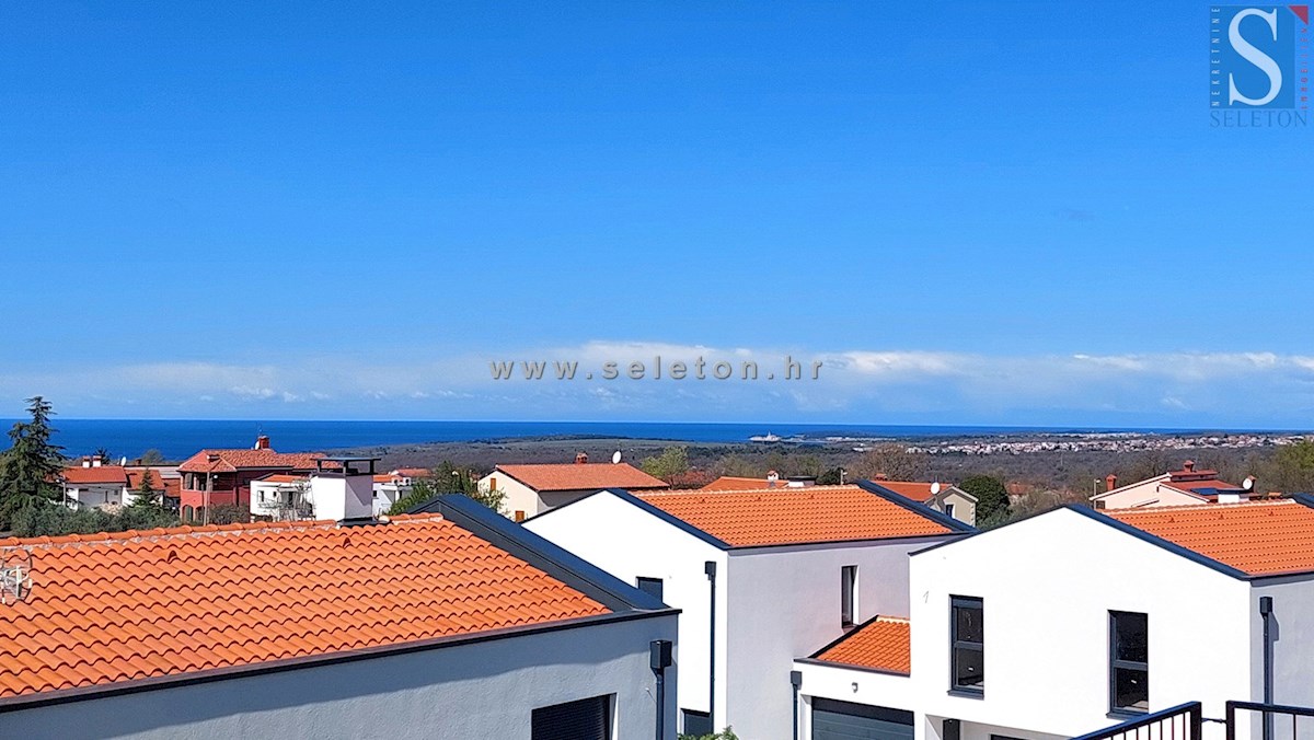 Poreč, novo stanovanje površine 84 m2 + strešna terasa 56 m2 s pogledom na morje