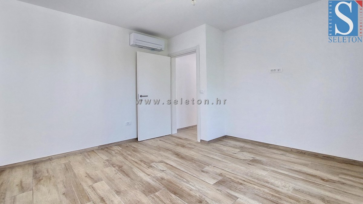 Stanovanje površine 84 m2 + strešna terasa površine 56 m2 s pogledom na morje