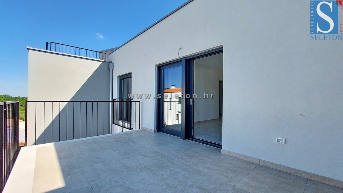 Stanovanje površine 84 m2 + strešna terasa površine 56 m2 s pogledom na morje
