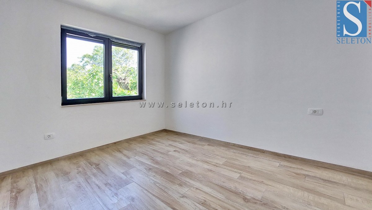 Stanovanje površine 84 m2 + strešna terasa površine 56 m2 s pogledom na morje