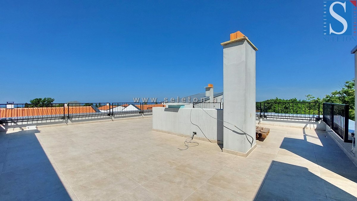 Stanovanje površine 84 m2 + strešna terasa površine 56 m2 s pogledom na morje