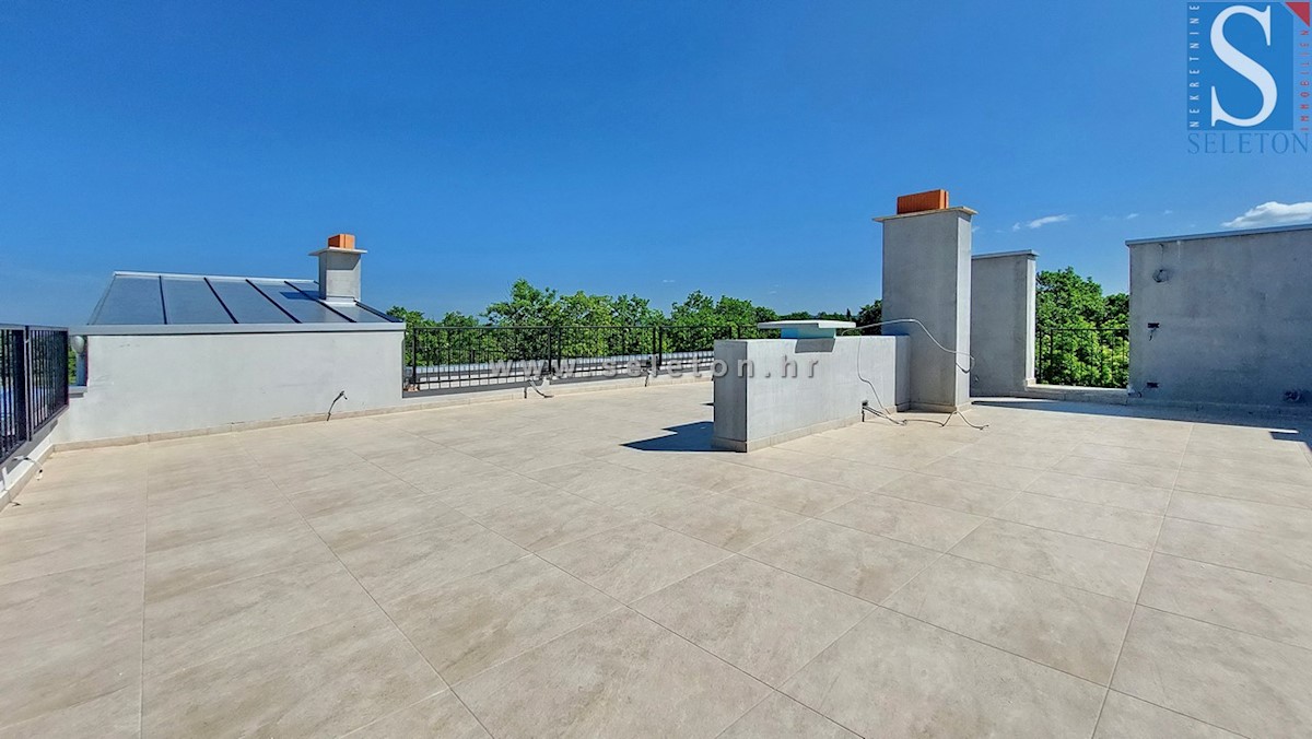 Stanovanje površine 84 m2 + strešna terasa površine 56 m2 s pogledom na morje