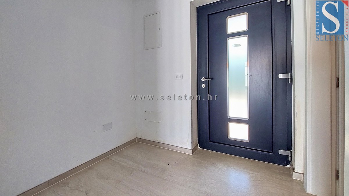 Stanovanje površine 84 m2 + strešna terasa površine 56 m2 s pogledom na morje