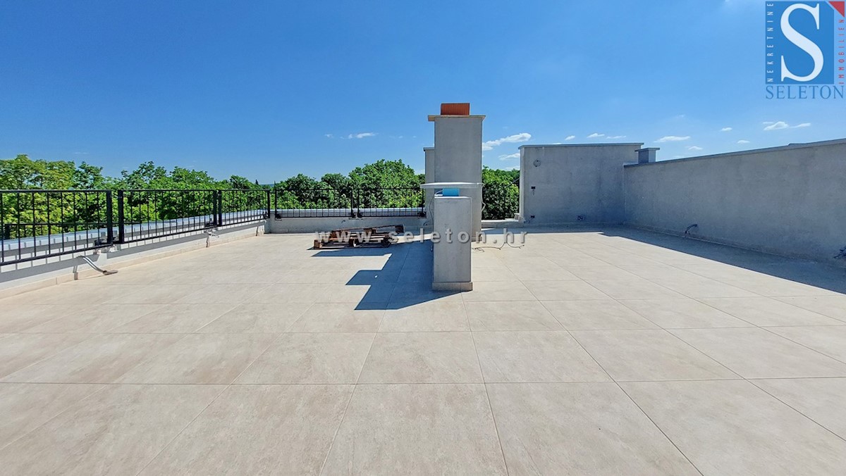 Stanovanje površine 84 m2 + strešna terasa površine 56 m2 s pogledom na morje