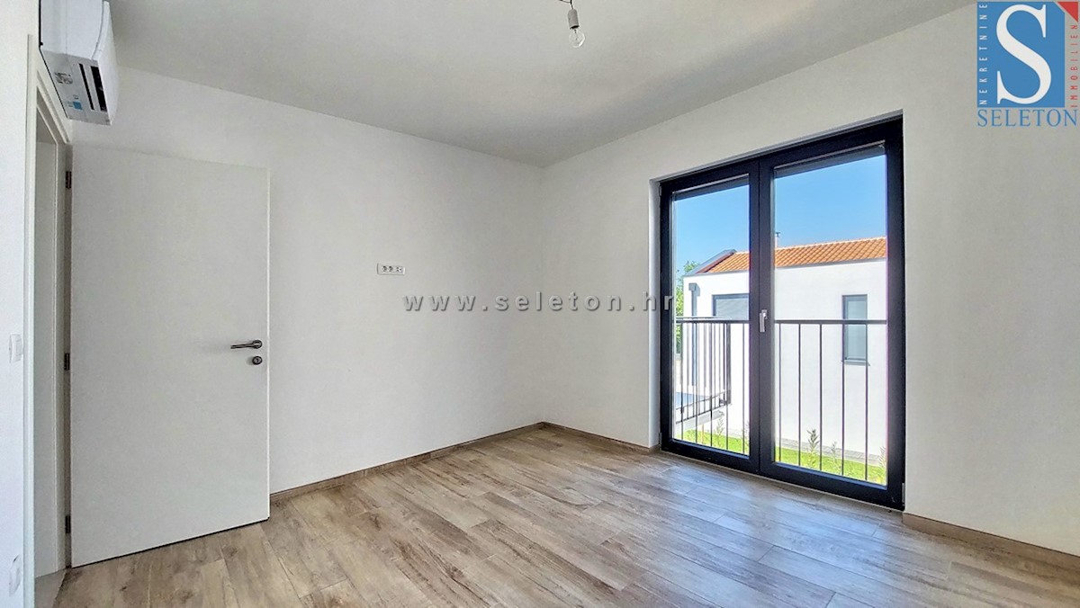 Stanovanje površine 84 m2 + strešna terasa površine 56 m2 s pogledom na morje