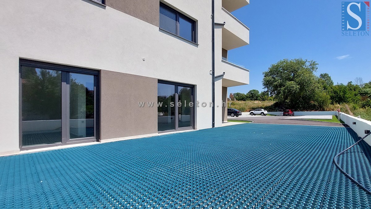 Poreč - novo moderno stanovanje od 76 m2 z vrtom in dvema parkirnima mestoma