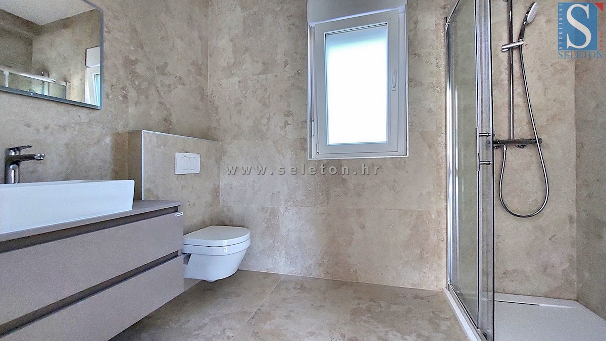 Poreč - novo moderno stanovanje od 76 m2 z vrtom in dvema parkirnima mestoma