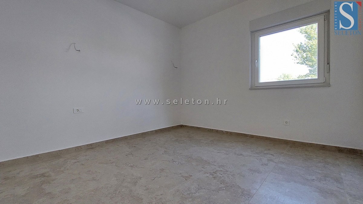 Poreč - novo moderno stanovanje od 76 m2 z vrtom in dvema parkirnima mestoma