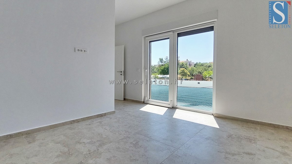 Poreč - novo moderno stanovanje od 76 m2 z vrtom in dvema parkirnima mestoma