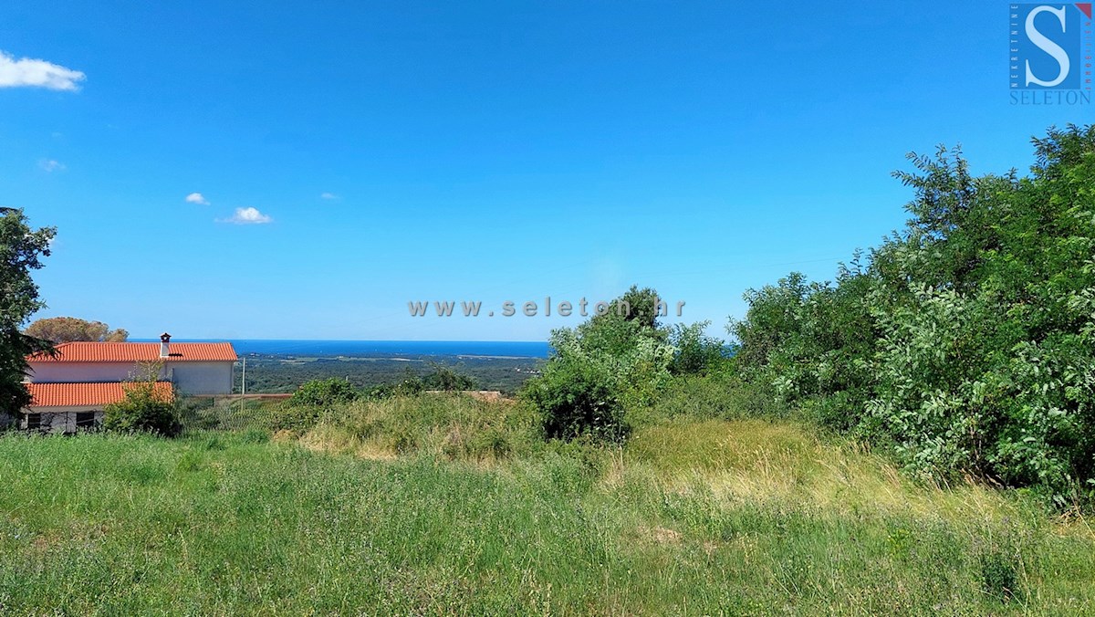 Gradbeno zemljišče s pogledom na morje, površine 1.158 m2, v bližini Poreča
