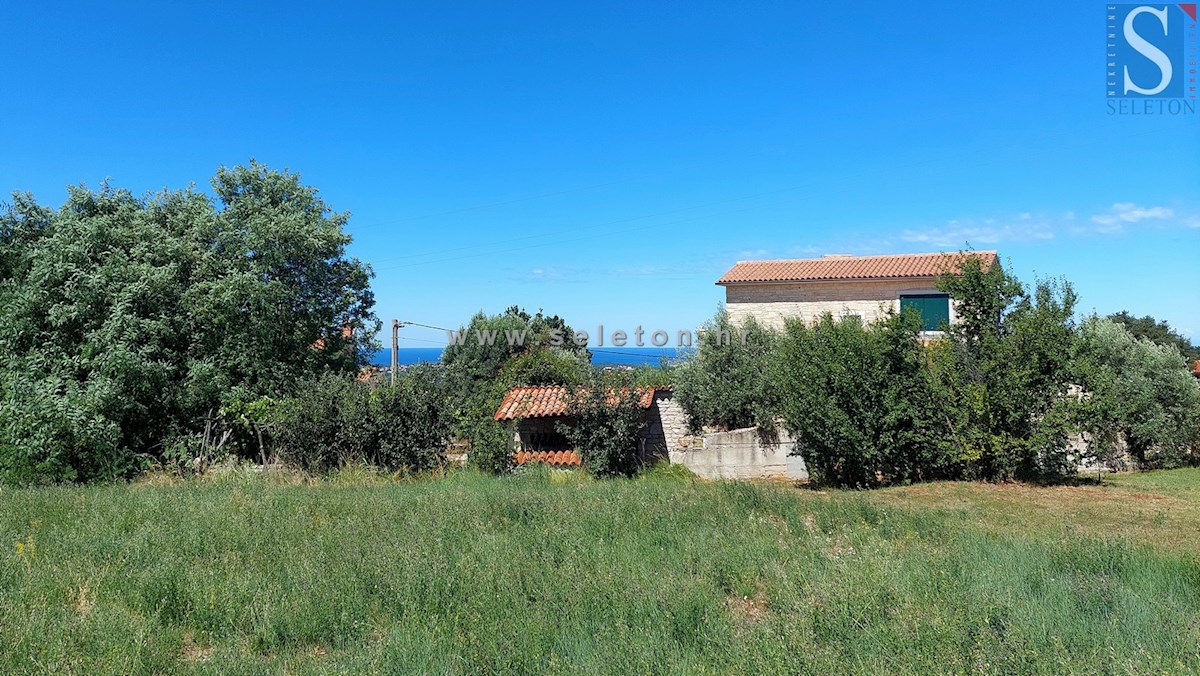 Gradbeno zemljišče s pogledom na morje, površine 1.158 m2, v bližini Poreča