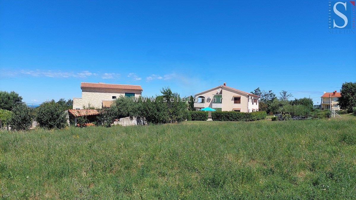 Gradbeno zemljišče s pogledom na morje, površine 1.158 m2, v bližini Poreča