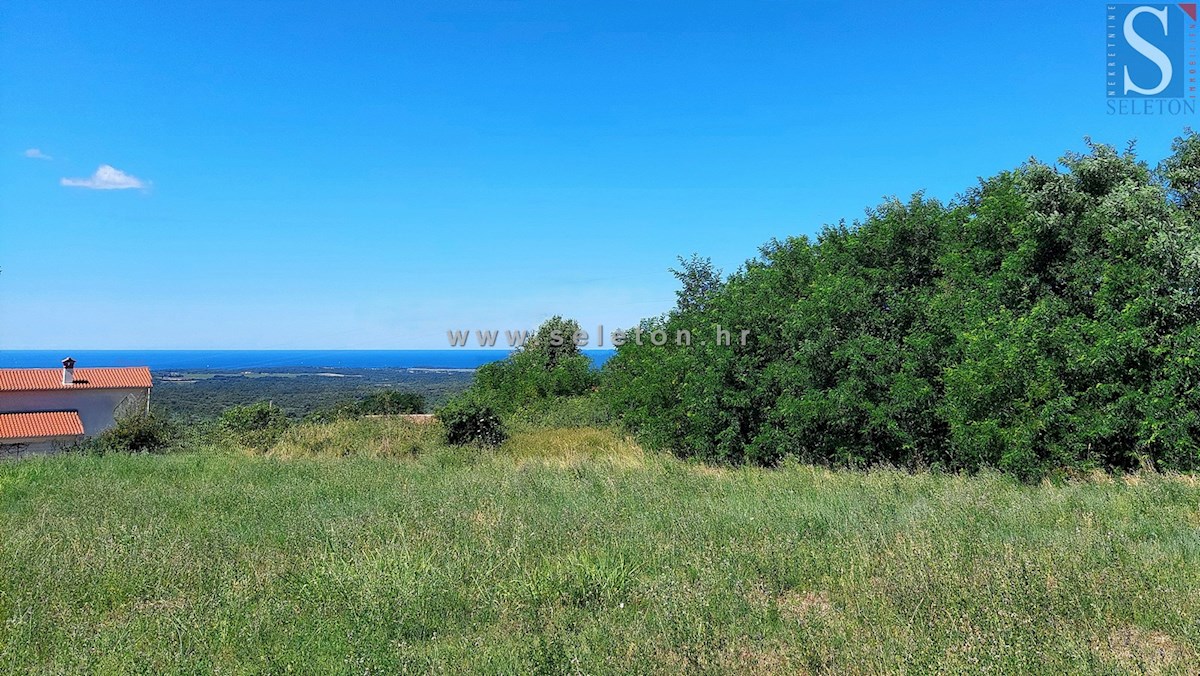 Gradbeno zemljišče s pogledom na morje, površine 1.158 m2, v bližini Poreča