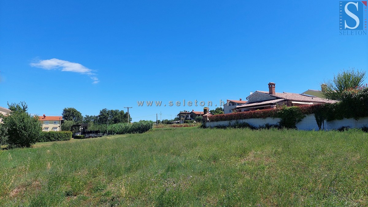 Gradbeno zemljišče s pogledom na morje, površine 1.158 m2, v bližini Poreča
