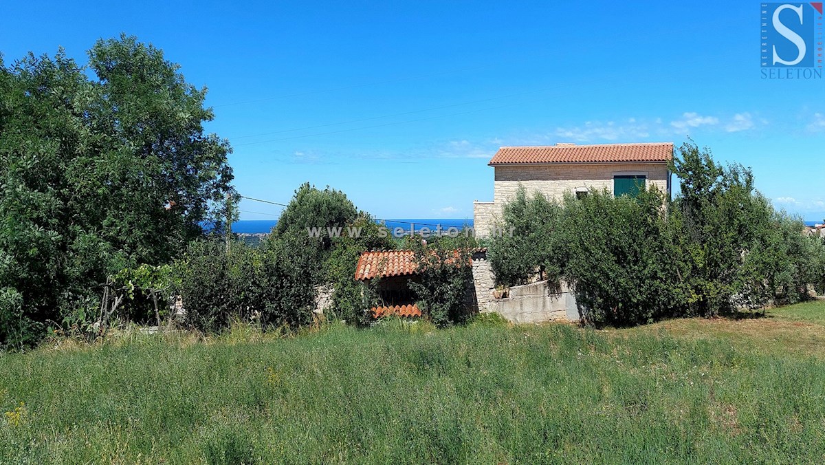 Gradbeno zemljišče s pogledom na morje, površine 1.158 m2, v bližini Poreča