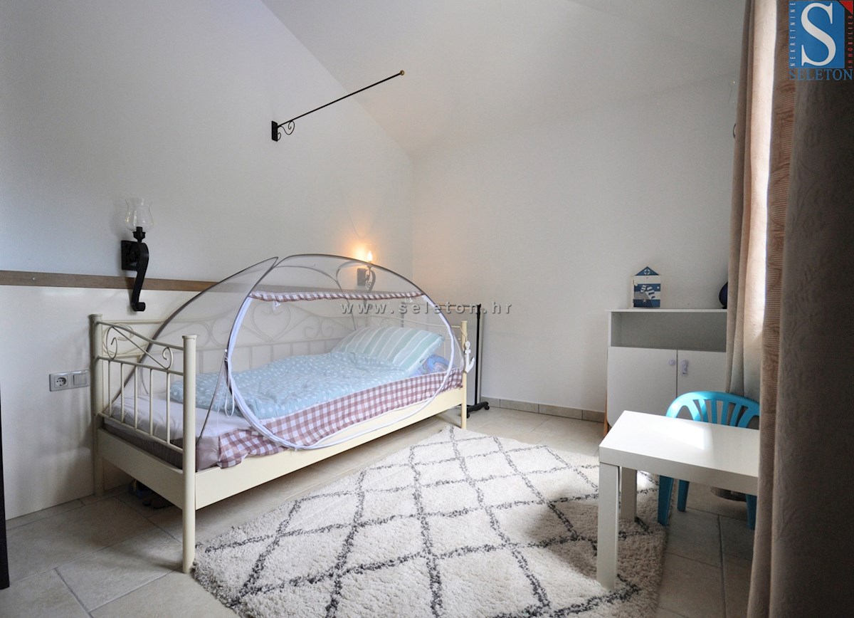 Poreč, samostojna hiša 180 m2 z bazenom, 2 apartmaja