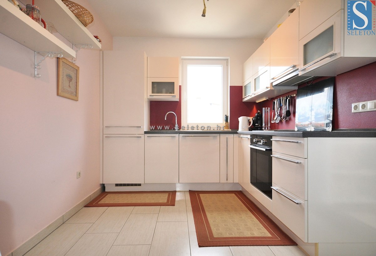 Poreč, samostojna hiša 180 m2 z bazenom, 2 apartmaja