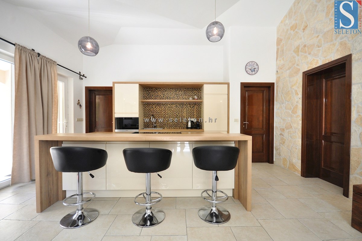 Poreč, samostojna hiša 180 m2 z bazenom, 2 apartmaja