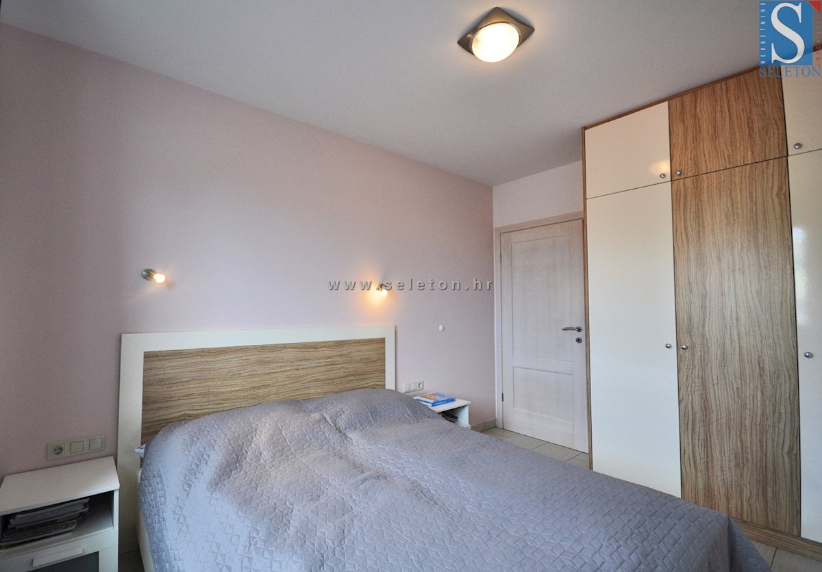 Poreč, samostojna hiša 180 m2 z bazenom, 2 apartmaja