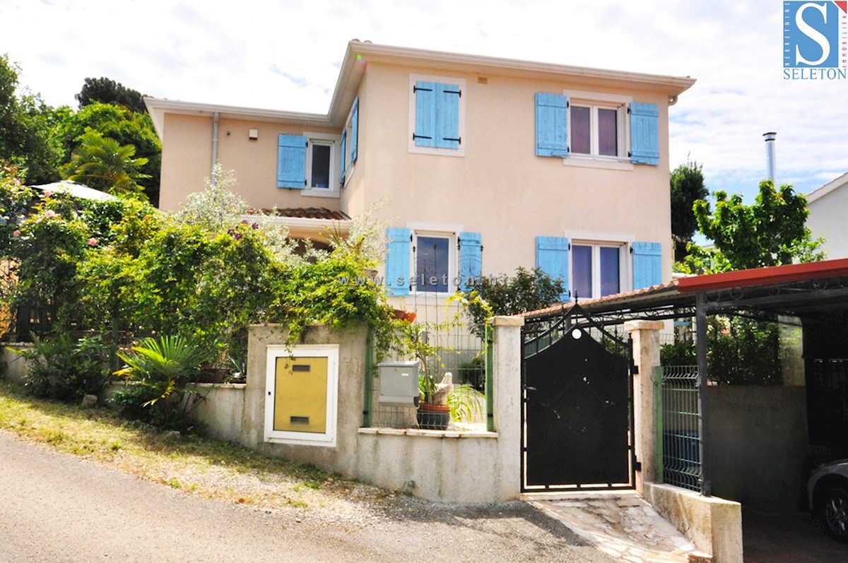 Poreč, samostojna hiša 180 m2 z bazenom, 2 apartmaja