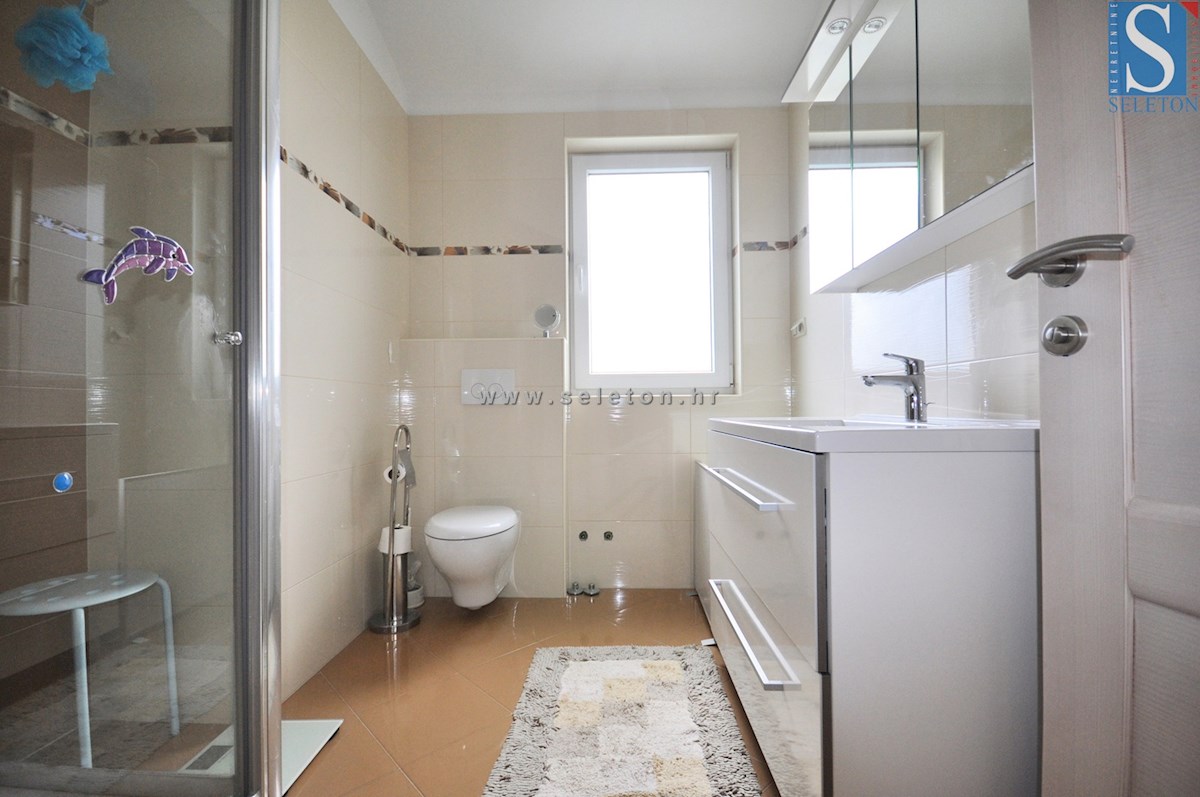 Poreč, samostojna hiša 180 m2 z bazenom, 2 apartmaja