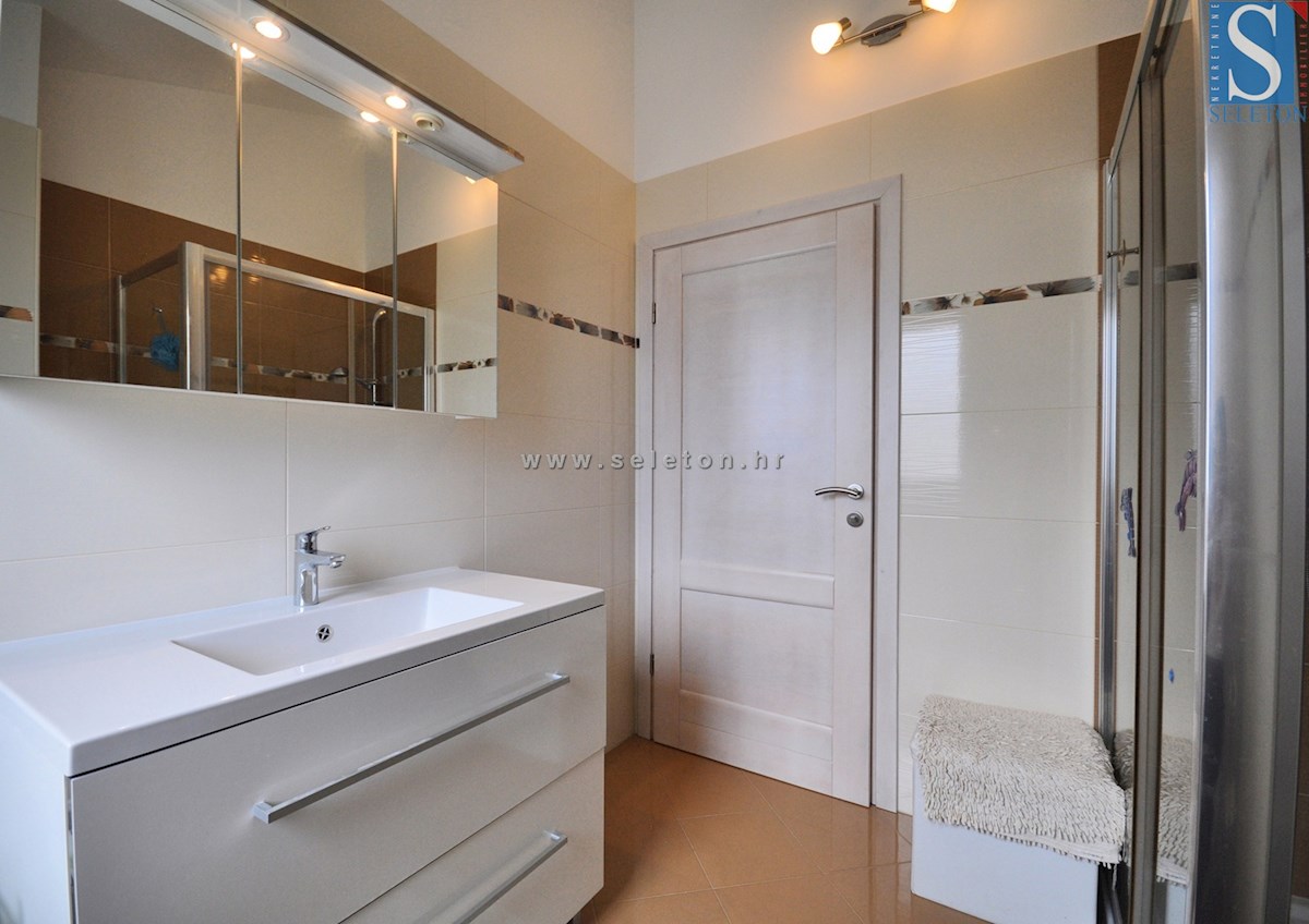 Poreč, samostojna hiša 180 m2 z bazenom, 2 apartmaja