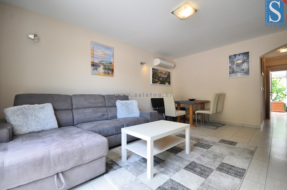 Poreč, samostojna hiša 180 m2 z bazenom, 2 apartmaja