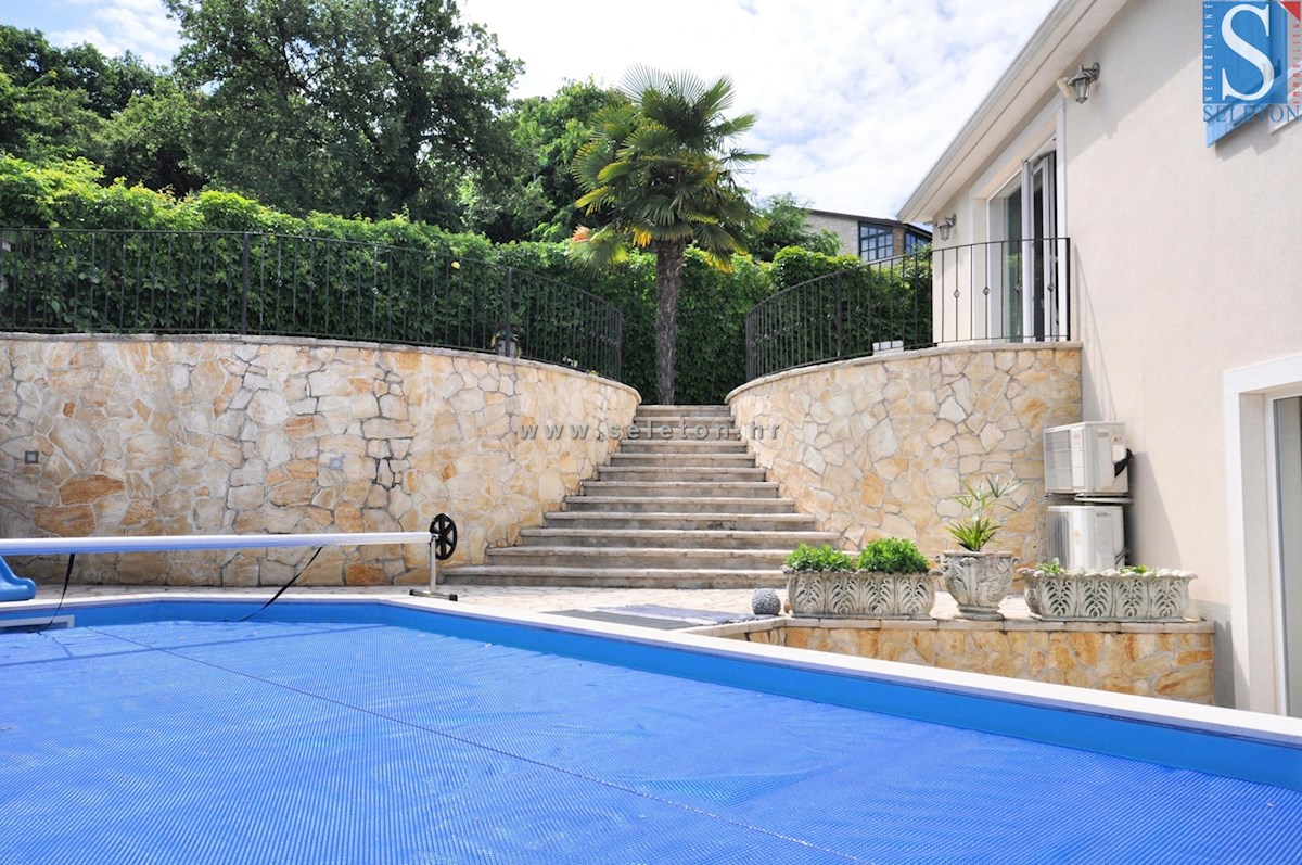 Poreč, samostojna hiša 180 m2 z bazenom, 2 apartmaja