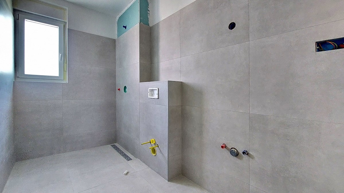 Istra, Poreč, novo stanovanje velikosti 67 m2 z vrtom velikosti 230 m2, 2 parkirnima mestoma, klet