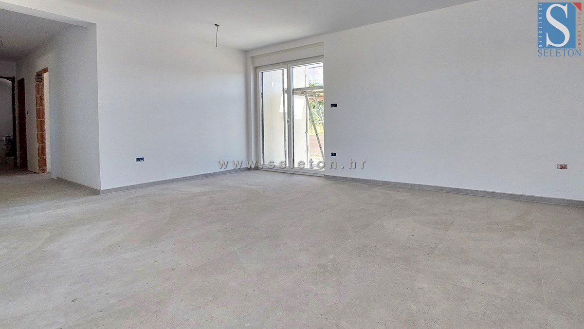 Istra, Poreč, novo stanovanje velikosti 67 m2 z vrtom velikosti 230 m2, 2 parkirnima mestoma, klet