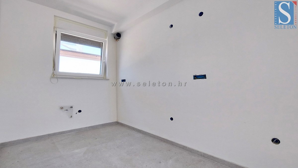Istra, Poreč, novo stanovanje velikosti 67 m2 z vrtom velikosti 230 m2, 2 parkirnima mestoma, klet