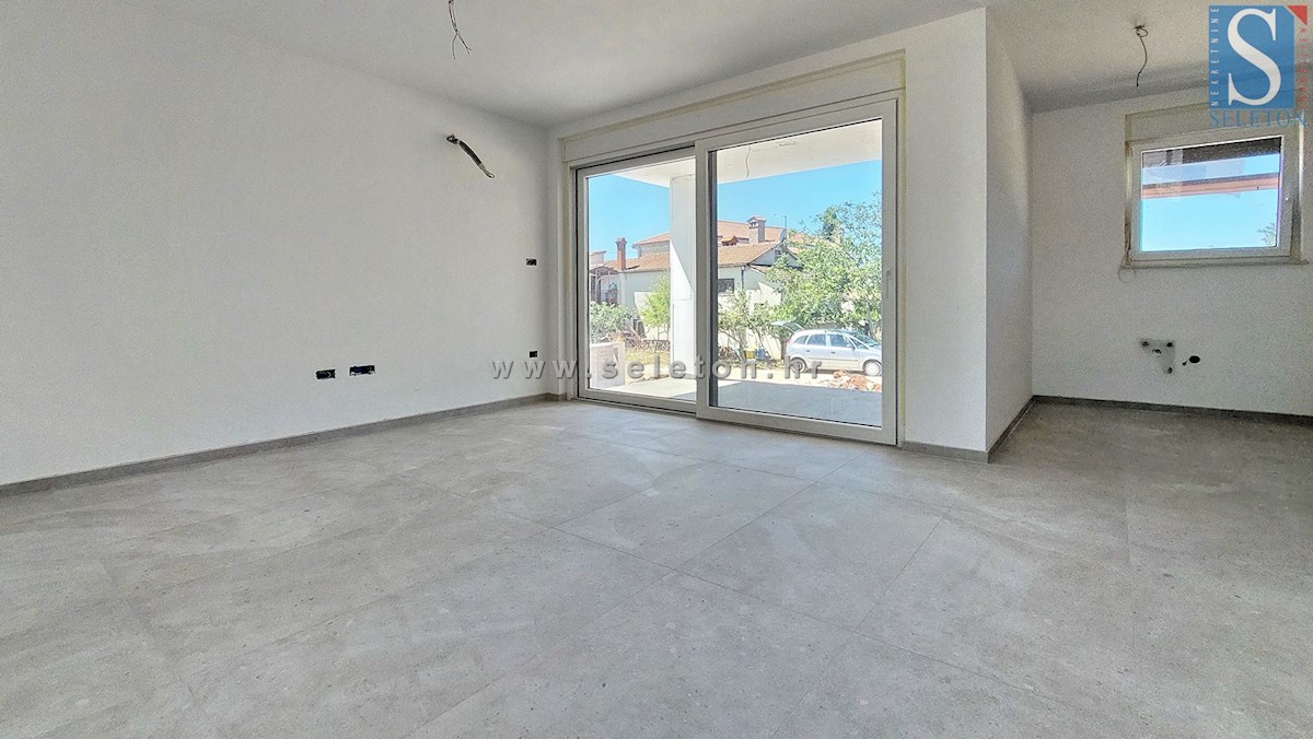 Istra, Poreč, novo stanovanje velikosti 67 m2 z vrtom velikosti 230 m2, 2 parkirnima mestoma, klet