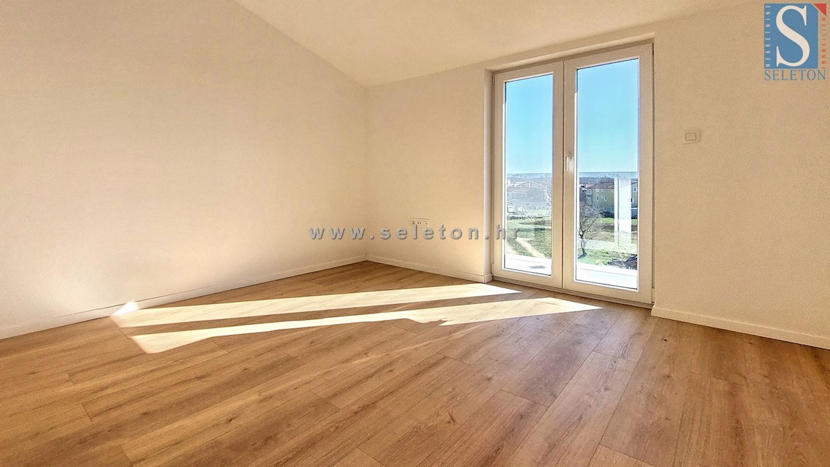 Istra, Poreč, novo stanovanje 82 m2 s pogledom na morje v bližini Poreča, 2 parkirni mesti in shramba