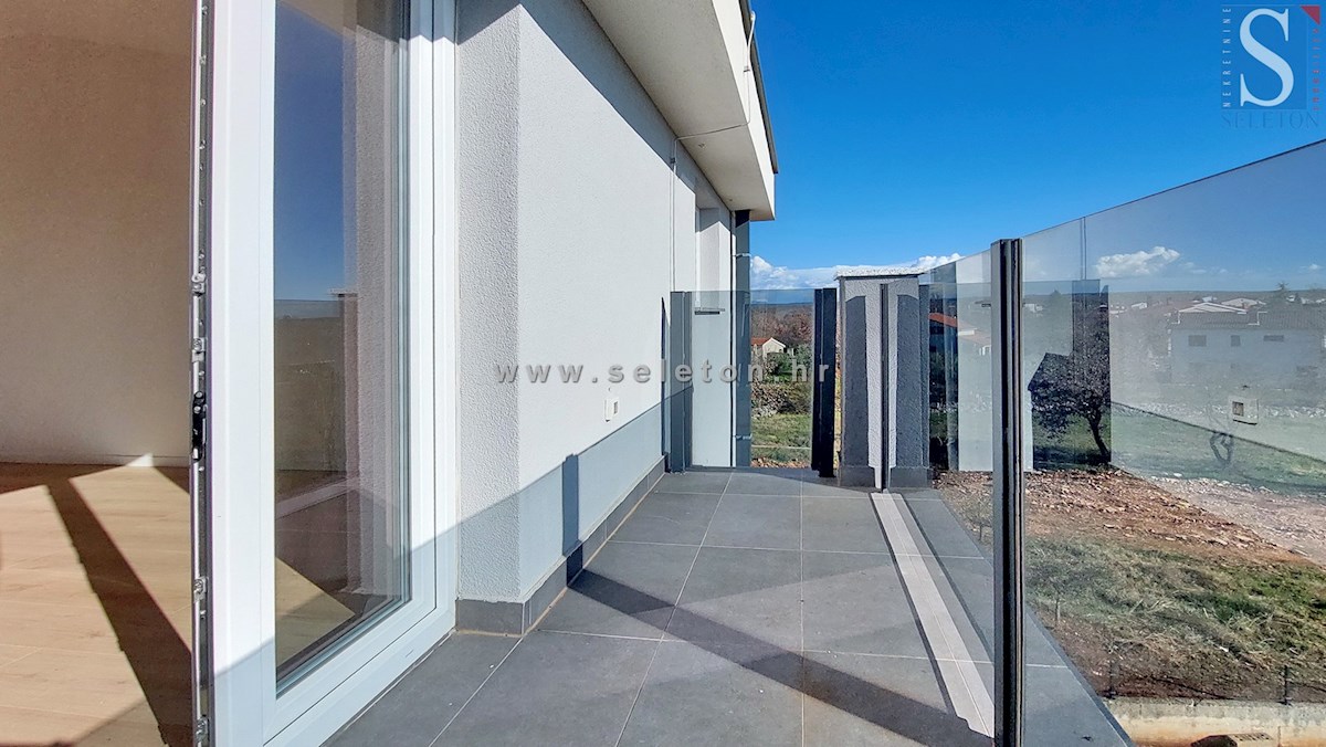 Istra, Poreč, novo stanovanje 82 m2 s pogledom na morje v bližini Poreča, 2 parkirni mesti in shramba