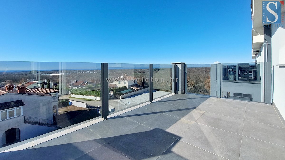 Istra, Poreč, novo stanovanje 82 m2 s pogledom na morje v bližini Poreča, 2 parkirni mesti in shramba