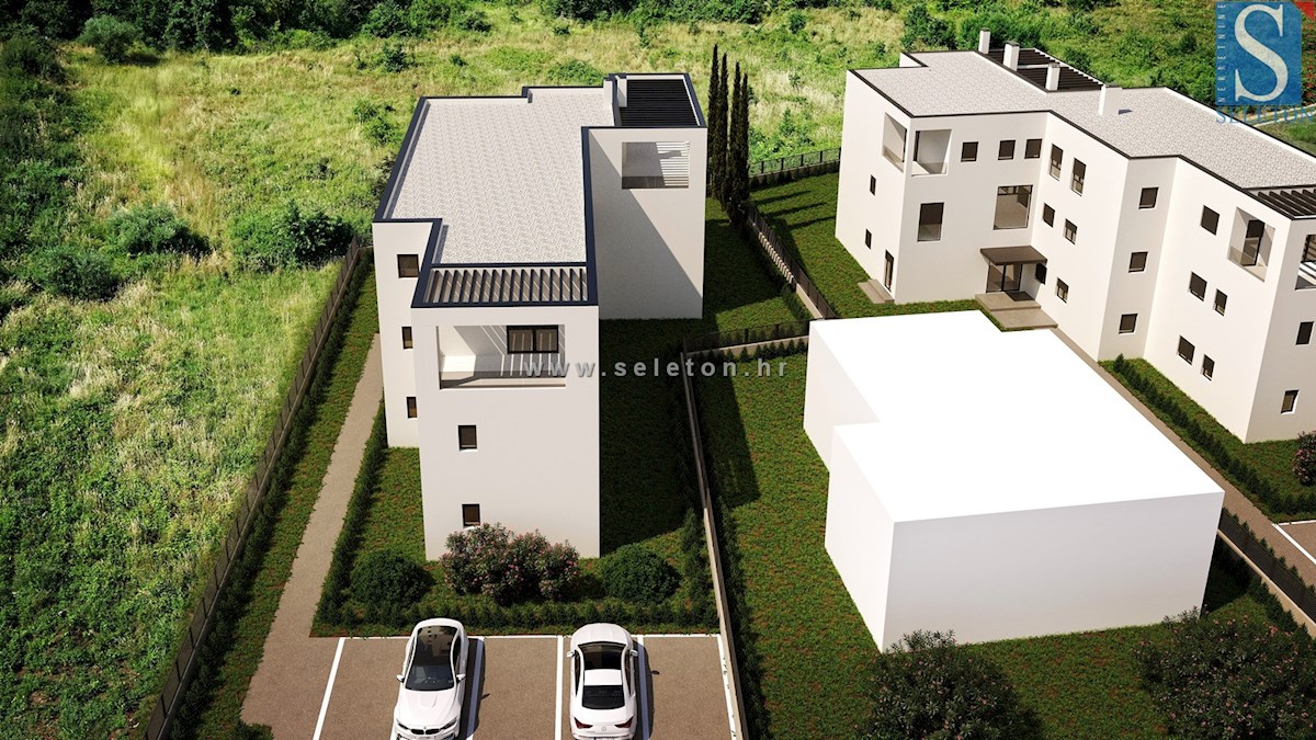 Poreč, stanovanje v gradnji 95 m2 z lastnim vrtom 115 m2, cca 800 m od morja (zračne črte)