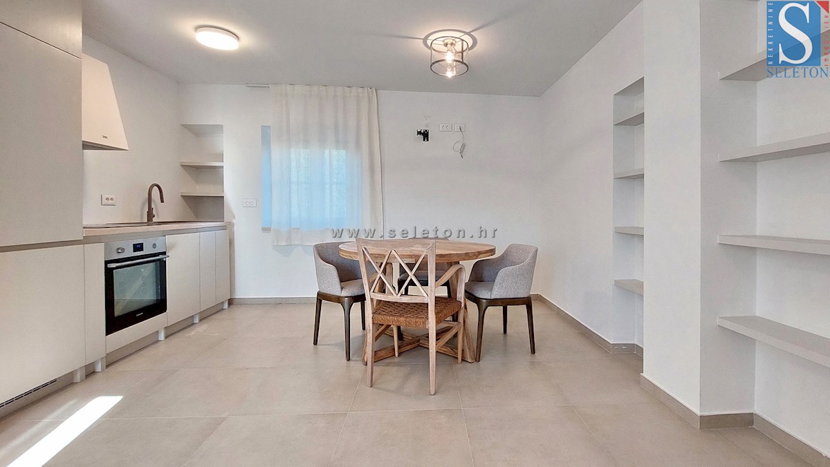 Poreč - okolica, popolnoma prenovljeno dvoetažno stanovanje velikosti 85 m2