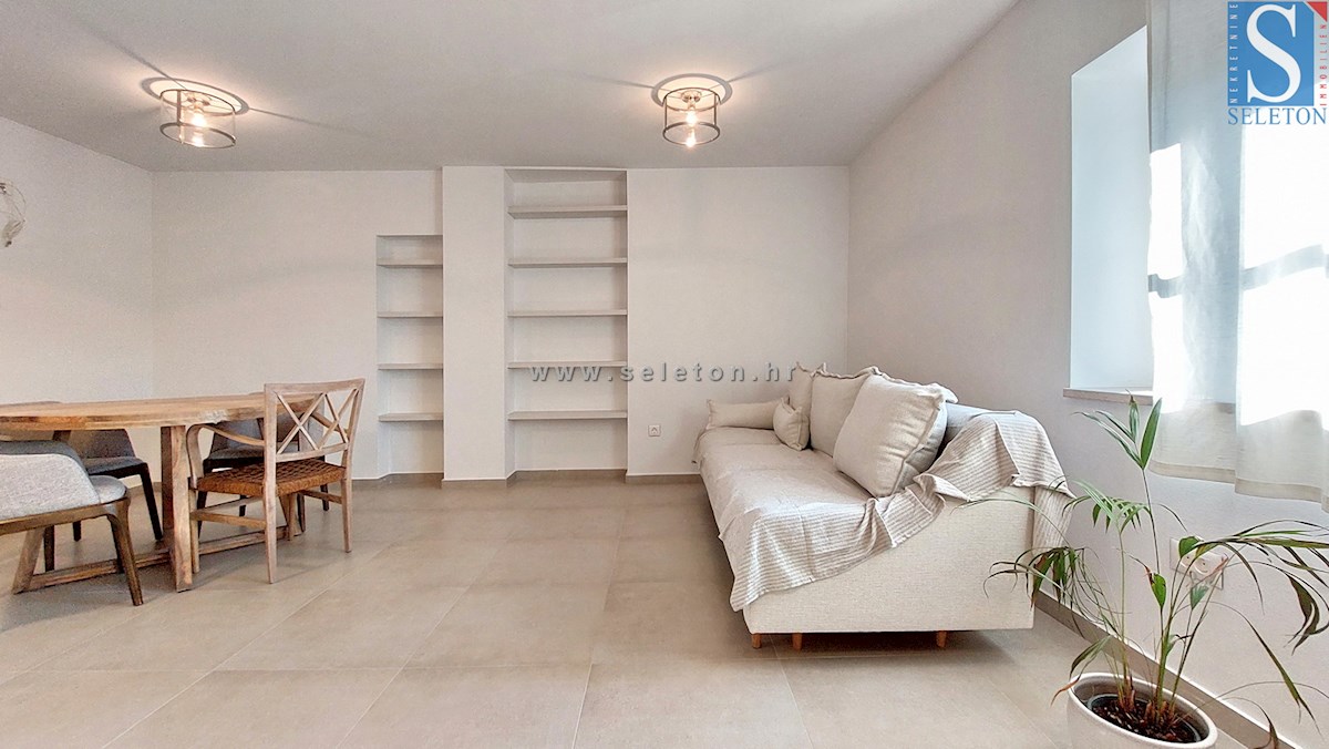 Poreč - okolica, popolnoma prenovljeno dvoetažno stanovanje velikosti 85 m2