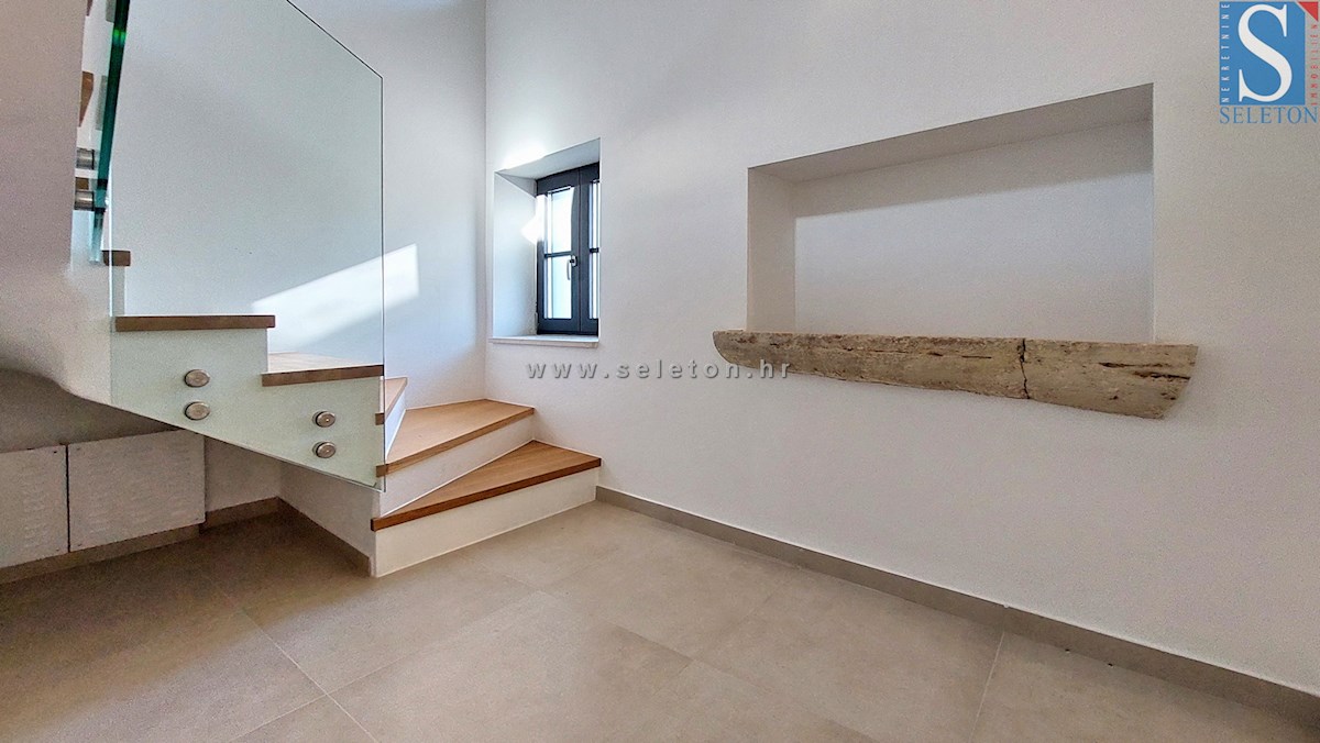Poreč - okolica, popolnoma prenovljeno dvoetažno stanovanje velikosti 85 m2