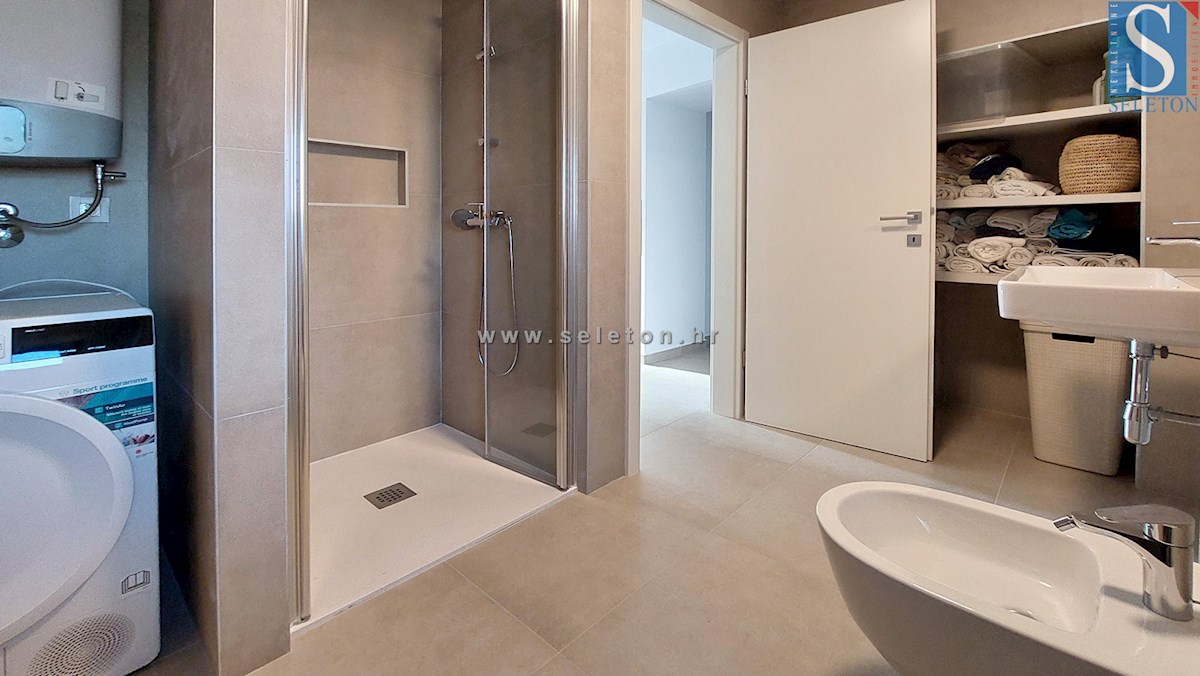 Poreč - okolica, popolnoma prenovljeno dvoetažno stanovanje velikosti 85 m2