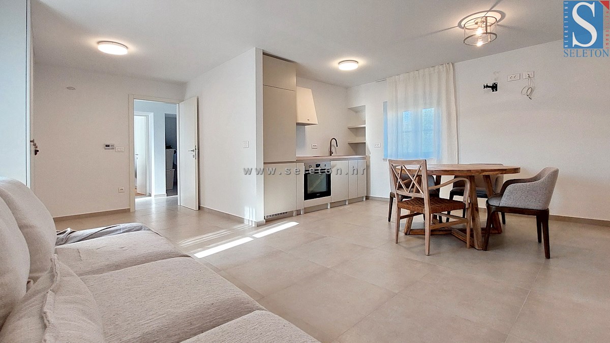 Poreč - okolica, popolnoma prenovljeno dvoetažno stanovanje velikosti 85 m2