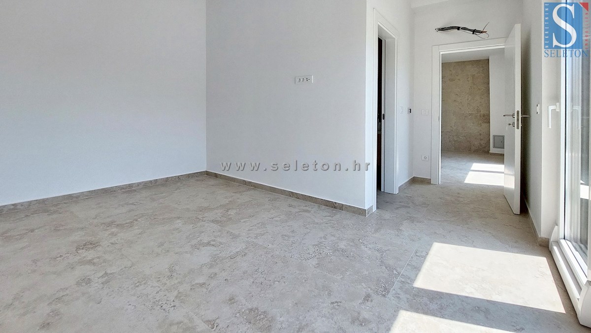 Poreč - novo moderno stanovanje od 76 m2 z vrtom in dvema parkirnima mestoma