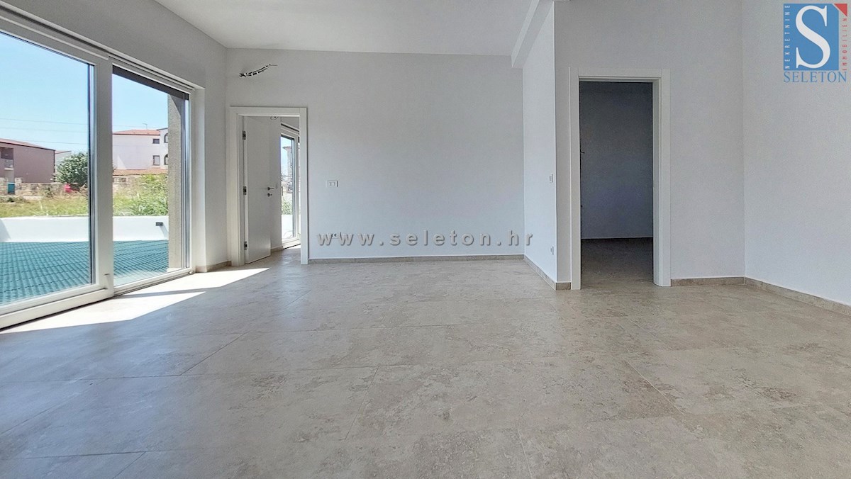 Poreč - novo moderno stanovanje od 76 m2 z vrtom in dvema parkirnima mestoma