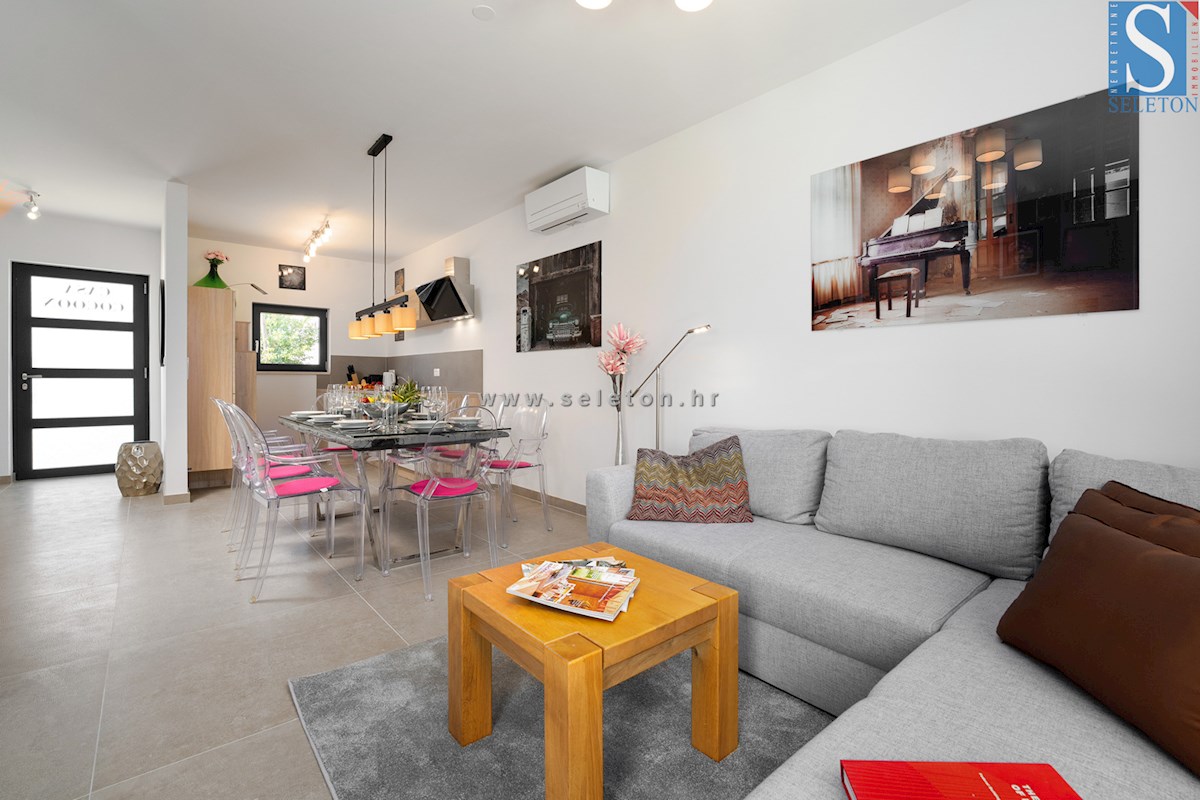 Vrstna hiša velikosti 114 m2 z bazenom