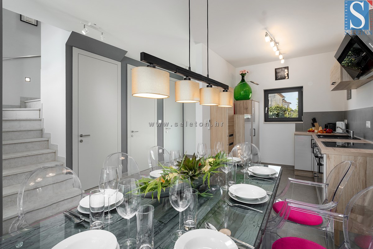 Vrstna hiša velikosti 114 m2 z bazenom