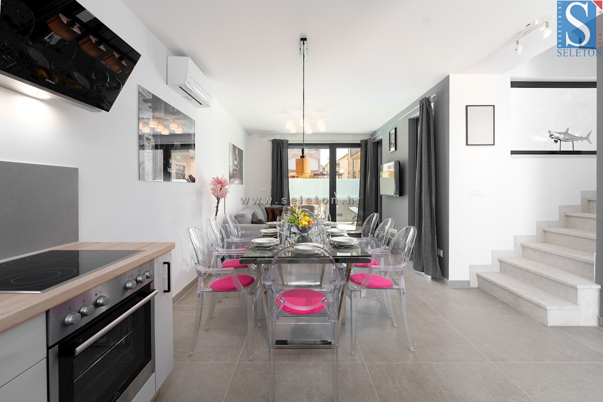 Vrstna hiša velikosti 114 m2 z bazenom